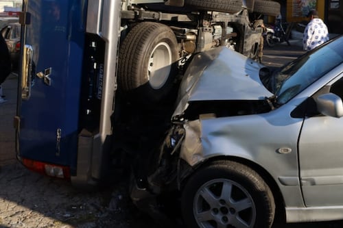 Carro volcado en la Reformita esta mañana de lunes