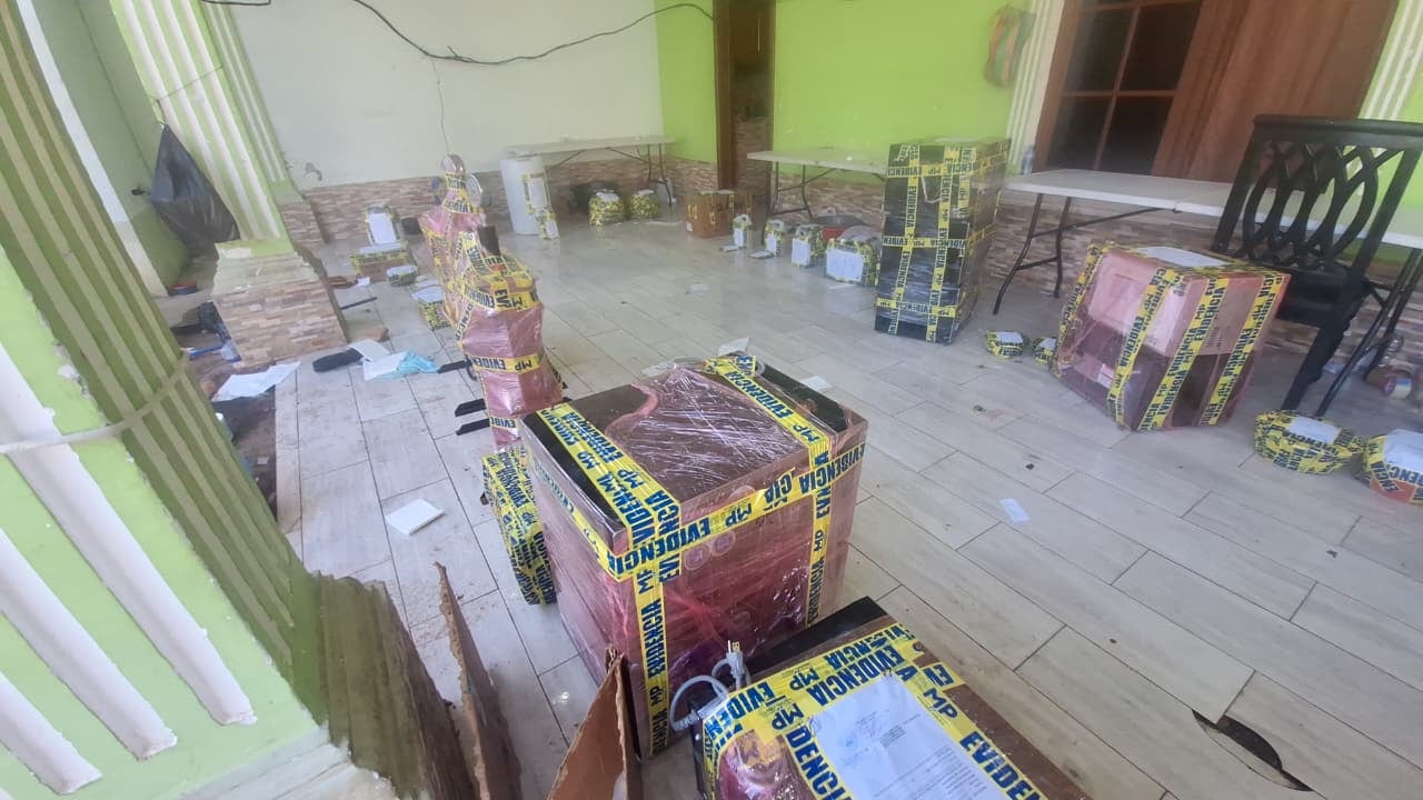 Las autoridades desarticularon un presunto narcolaboratorio y decomisaron armas, droga, vehículos y dinero en efectivo. Foto: PNC