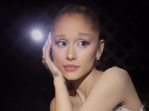 Fan recibe cárcel por abalanzarse sobre Ariana Grande