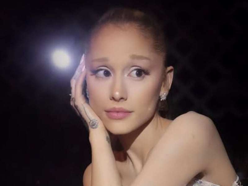 Fan recibe cárcel por abalanzarse sobre Ariana Grande