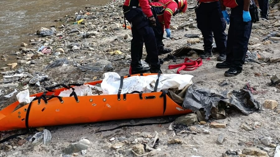 Elementos del cuerpo de bomberos municipales realizan la labor de rescate del cuerpo. Foto: CBM