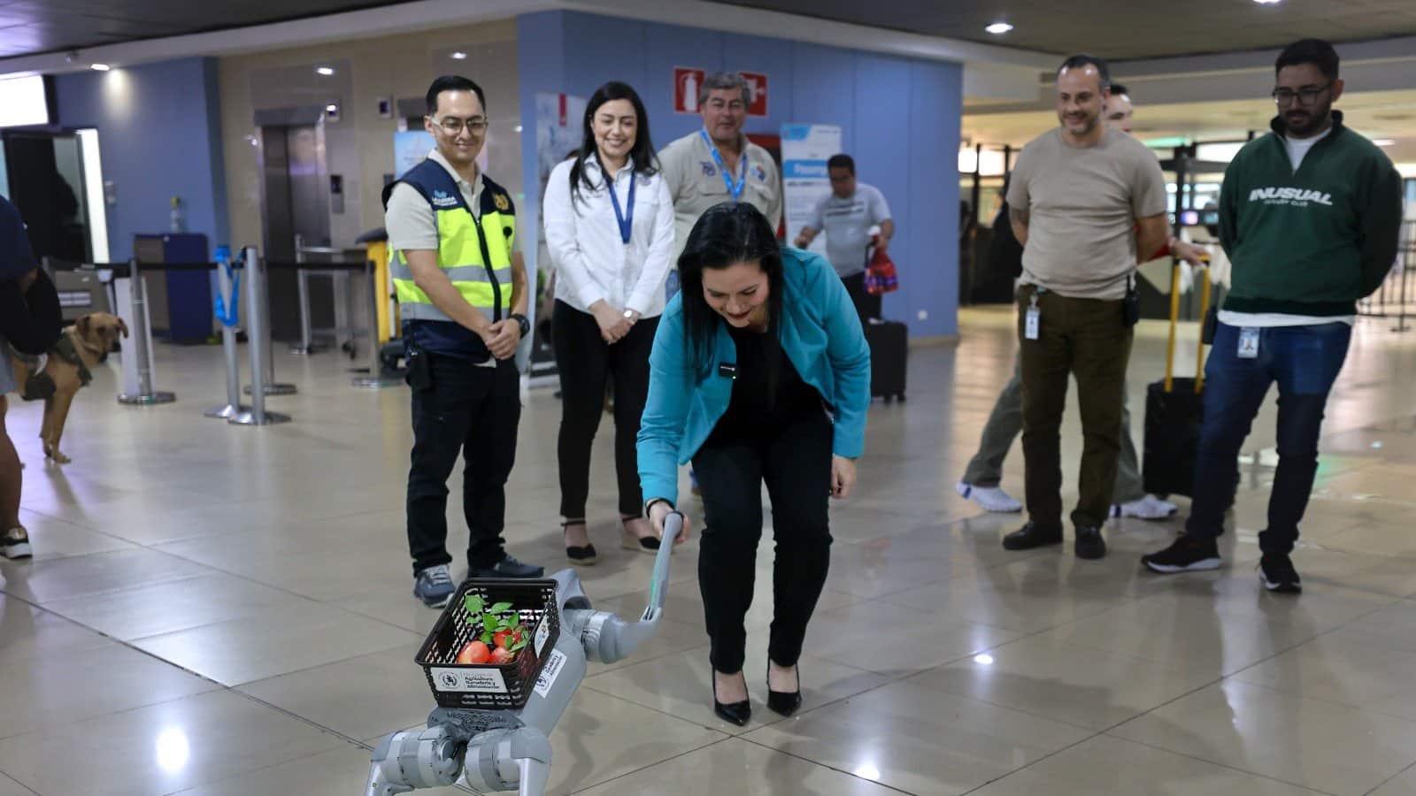 SAICA recorre la terminal aérea. Foto: DGAC