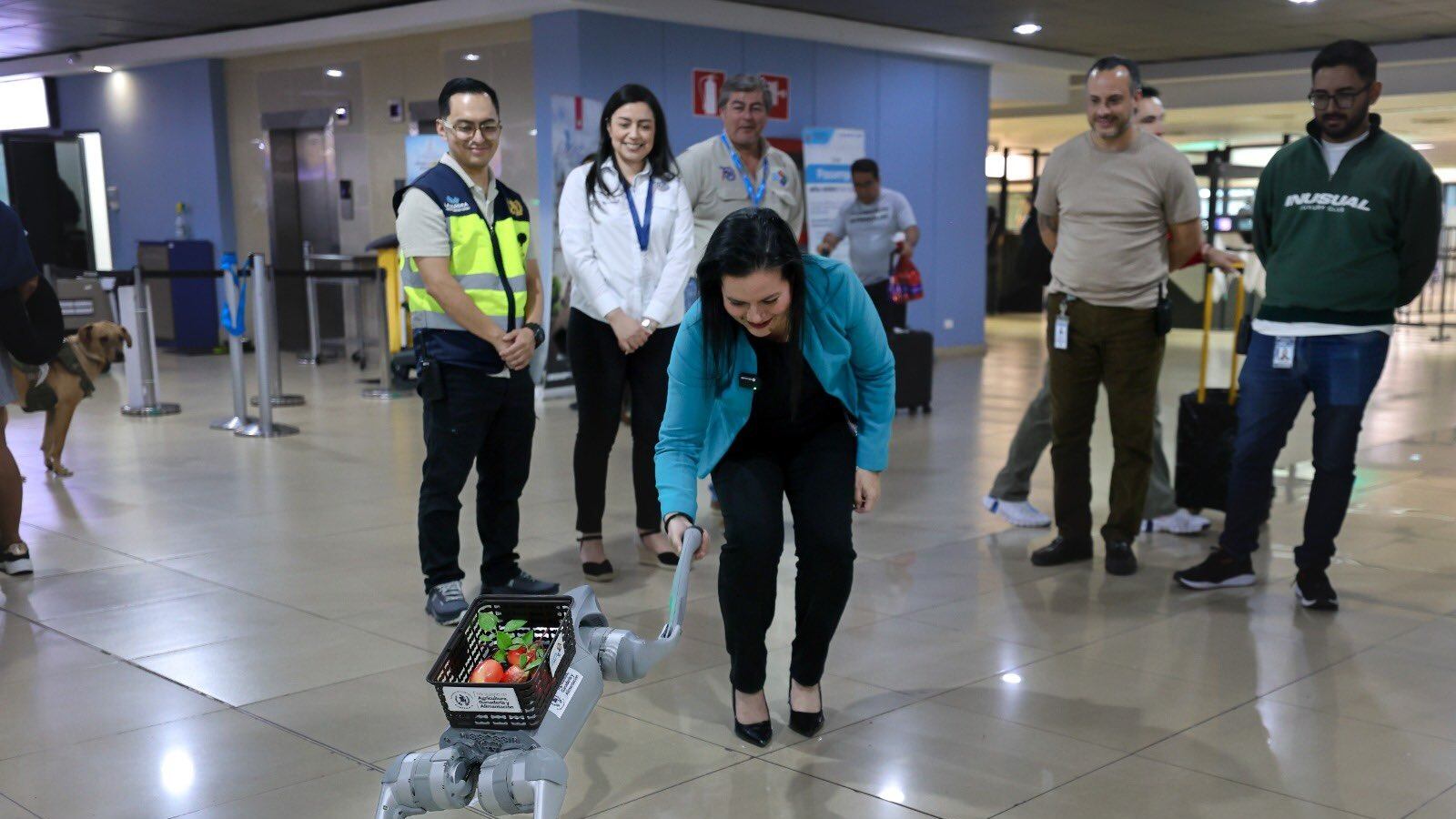 SAICA recorre la terminal aérea. Foto: DGAC