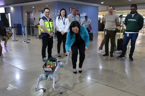 MAGA presenta a SAICA, el robot que promueve la sanidad agropecuaria en el Aeropuerto La Aurora