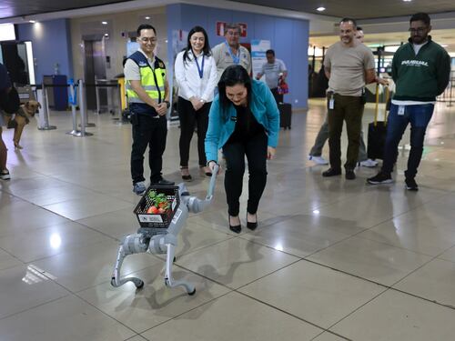 MAGA presenta a SAICA, el robot que promueve la sanidad agropecuaria en el Aeropuerto La Aurora