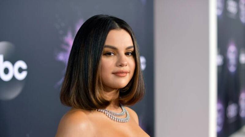 Selena Gomez enamora al reaparecer con sensual atuendo en los American Music Awards