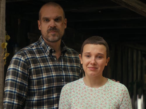 Millie Bobby Brown acusa de “acoso e intimidación” a David Harbour en el set de ‘Stranger Things’