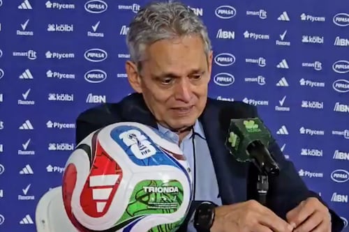 Reinaldo Rueda no logra contener el llanto luego de la eliminación de Honduras