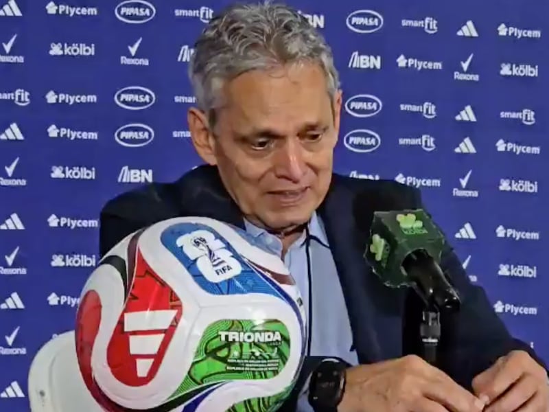 Reinaldo Rueda no logra contener el llanto luego de la eliminación de Honduras