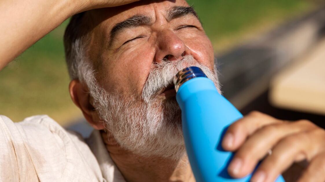 ¿Cómo cuidarse de los golpes de calor frecuentes durante el verano?