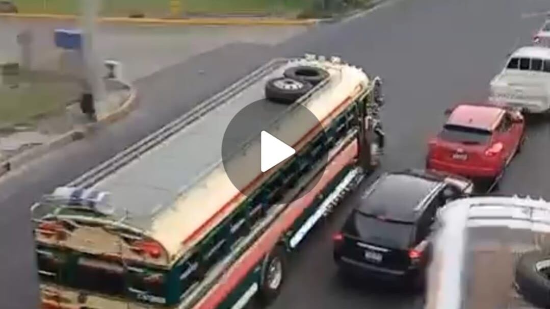 Según la Ley de Tránsito 132-96, rebasar contra la vía o por la derecha está prohibido y es sancionado. Foto: Captura de pantalla redes sociales.