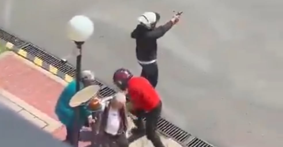 Violento atraco a adultos mayores en plena calle en Bogotá deja a la ciudad en alerta