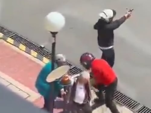 VIDEO. ¡Indignante! Pareja de ancianos es brutalmente asaltada y golpeada a plena luz del día