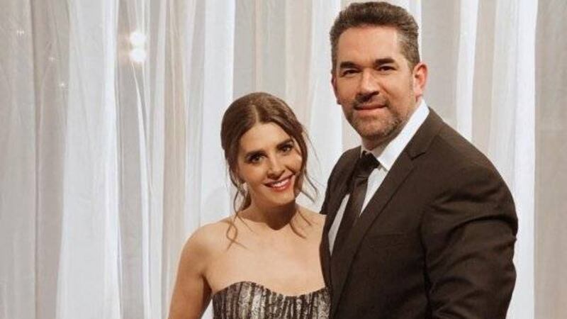 Eduardo Santamarina permite que periodista toque sus partes íntimas en entrevista