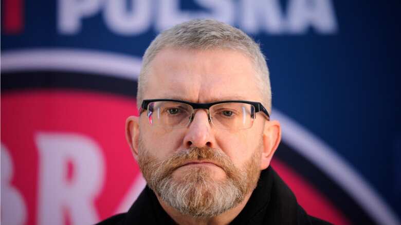 VIDEO. Candidato presidencial de Polonia quema una bandera de la Unión Europea