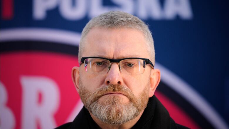 VIDEO. Candidato presidencial de Polonia quema una bandera de la Unión Europea