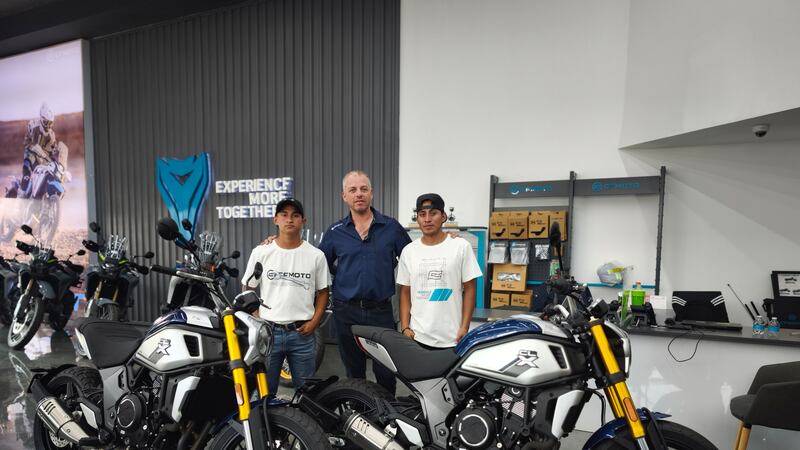 CFMOTO hace entrega de las dos motocicletas a los ganadores de la CFLOTO