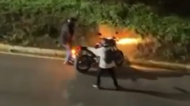 La víctima fue despojada de sus pertenencias en medio de la calle. Foto: RRSS