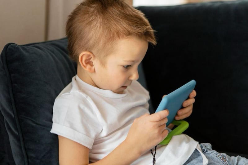 Tus hijos no necesitan más tiempo frente al celular. Necesitan correr, reír y desconectarse.
¡Baja el brillo y sube el movimiento!