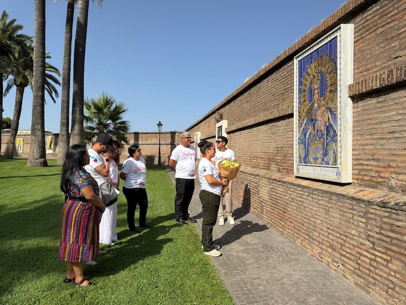 La misión diplomática guatemalteca y la Pastoral Juvenil, colocaron una ofrenda floral a la Virgen del Rosario, patrona de la ciudad de Guatemala, en los Jardines Vaticanos. Foto: Minex.