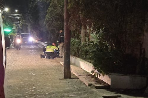 Llanta de vehículo pasa sobre pie de una agente de la PMT en Antigua