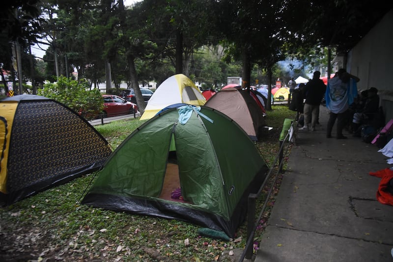 Aficionados de la Selección de Guatemala en tiendas de campaña por la venta de boletos en el Centro Piace Bantrab de la zona 9.