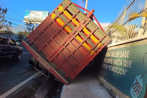 Camión se accidenta en Mixco y termina empotrado en una cuneta