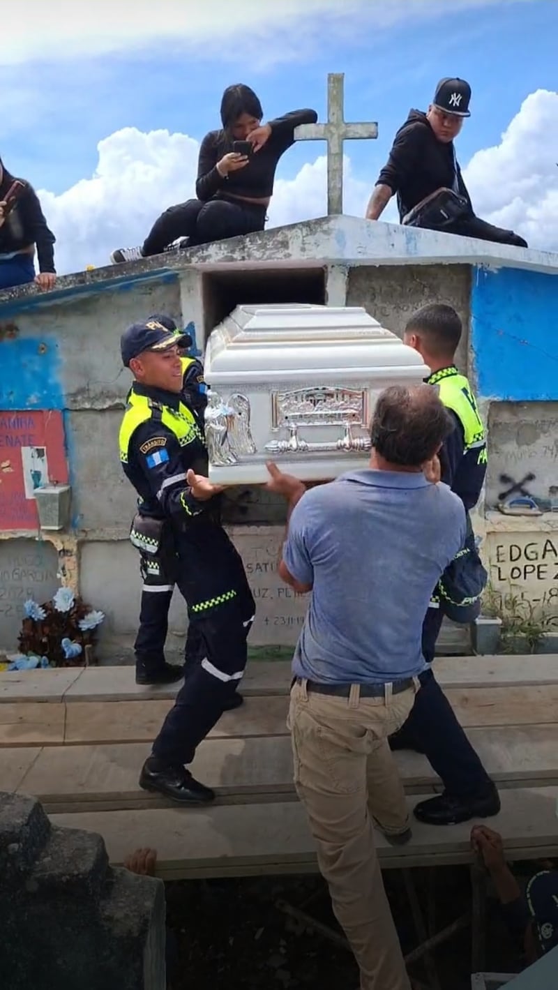 La agente fue despedida por todos sus compañeros, familiares y amigos. Foto: RRSS