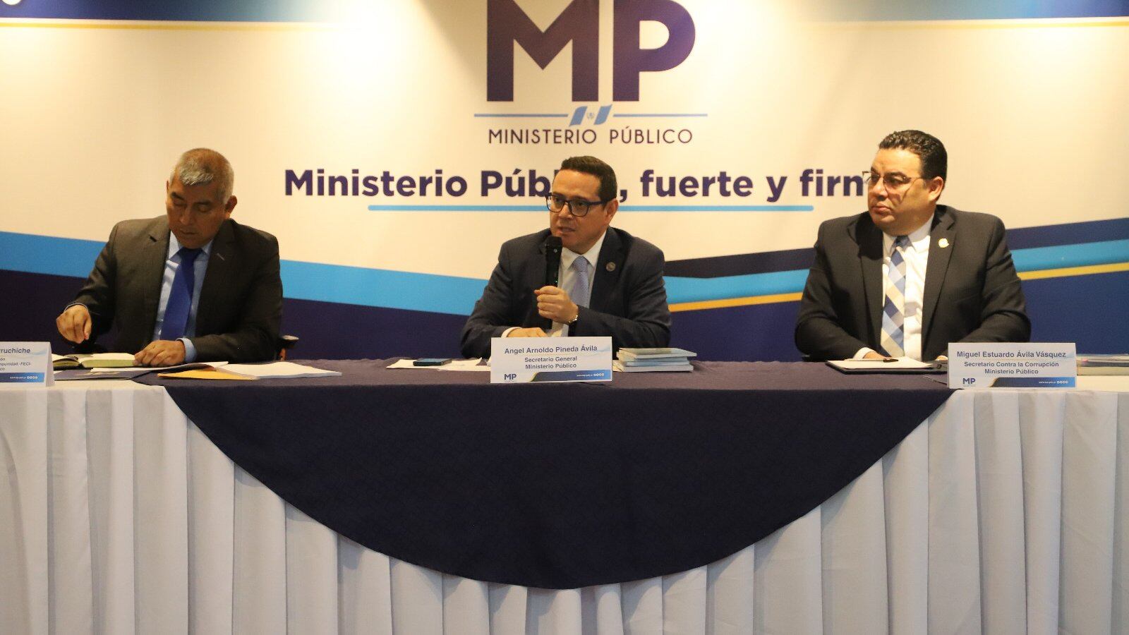 Ángel Pineda, Secretario General del Ministerio Público y Estuardo Ávila, Secretario contra la Corrupción acompañaron a Curruchiche. Foto MP