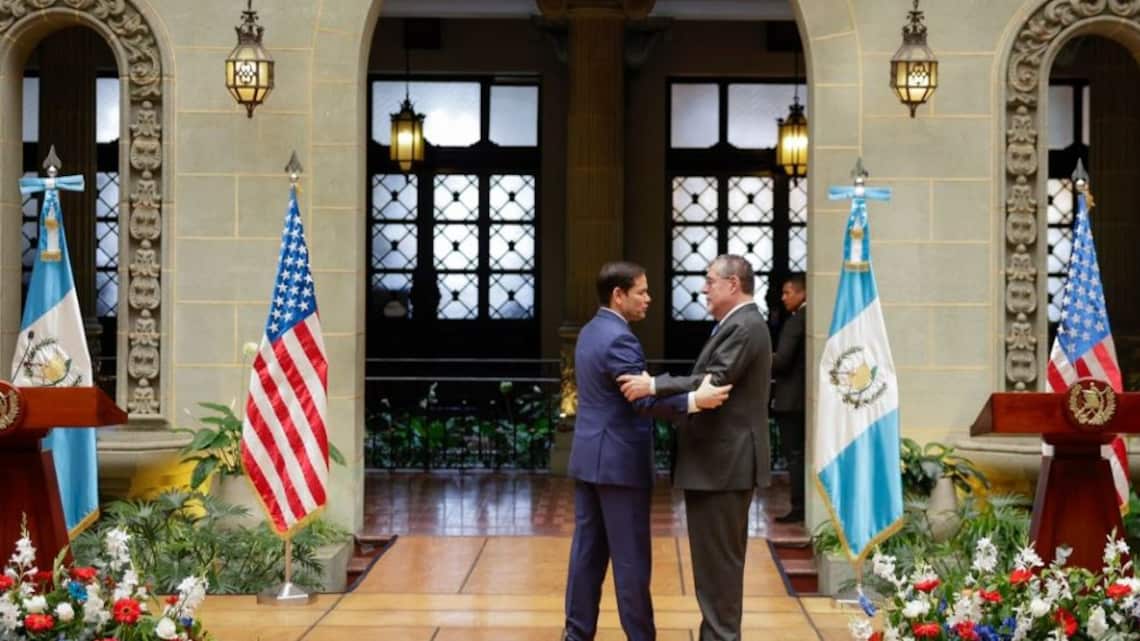 La despedida del secretario de Estado de Estados Unidos, Marco Rubio, y el presidente Bernardo Arévalo.