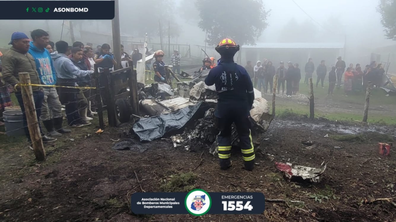 Bomberos Municipales Departamentales informan sobre la localización de la avioneta. Foto: Bomberos Departamentales