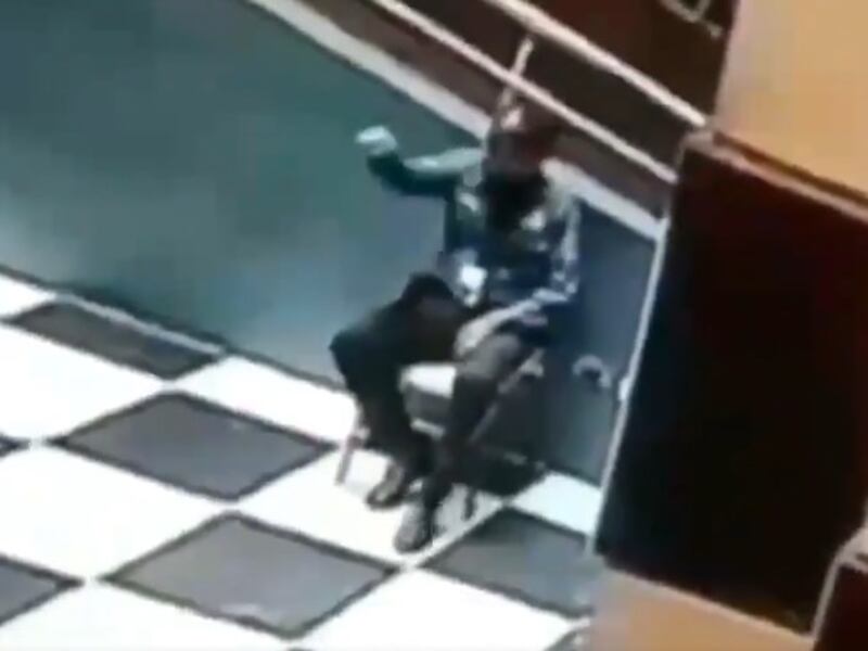 “No sabía que había muerto”; lo graban hablando con el “fantasma” de un compañero de trabajo