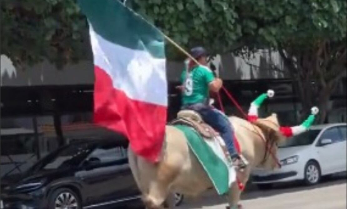 Aficionado mexicano se vuelve viral por su curiosa forma de apoyar a su selección