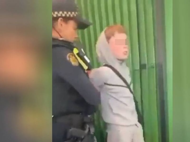 VIDEO. Niño es arrestado y le escupe a una mujer policía