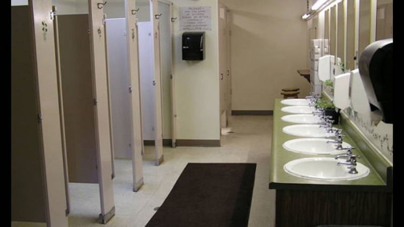 El aviso de masturbación en los baños de Universidad que se hizo viral