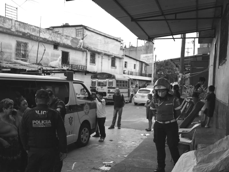 Localizan a hombre fallecido en extrañas circunstancias en vía pública de Villa Nueva