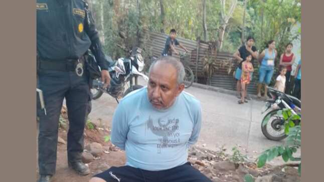 ¡Pensó que lo engañaba! La escucha hablando por teléfono y le dispara