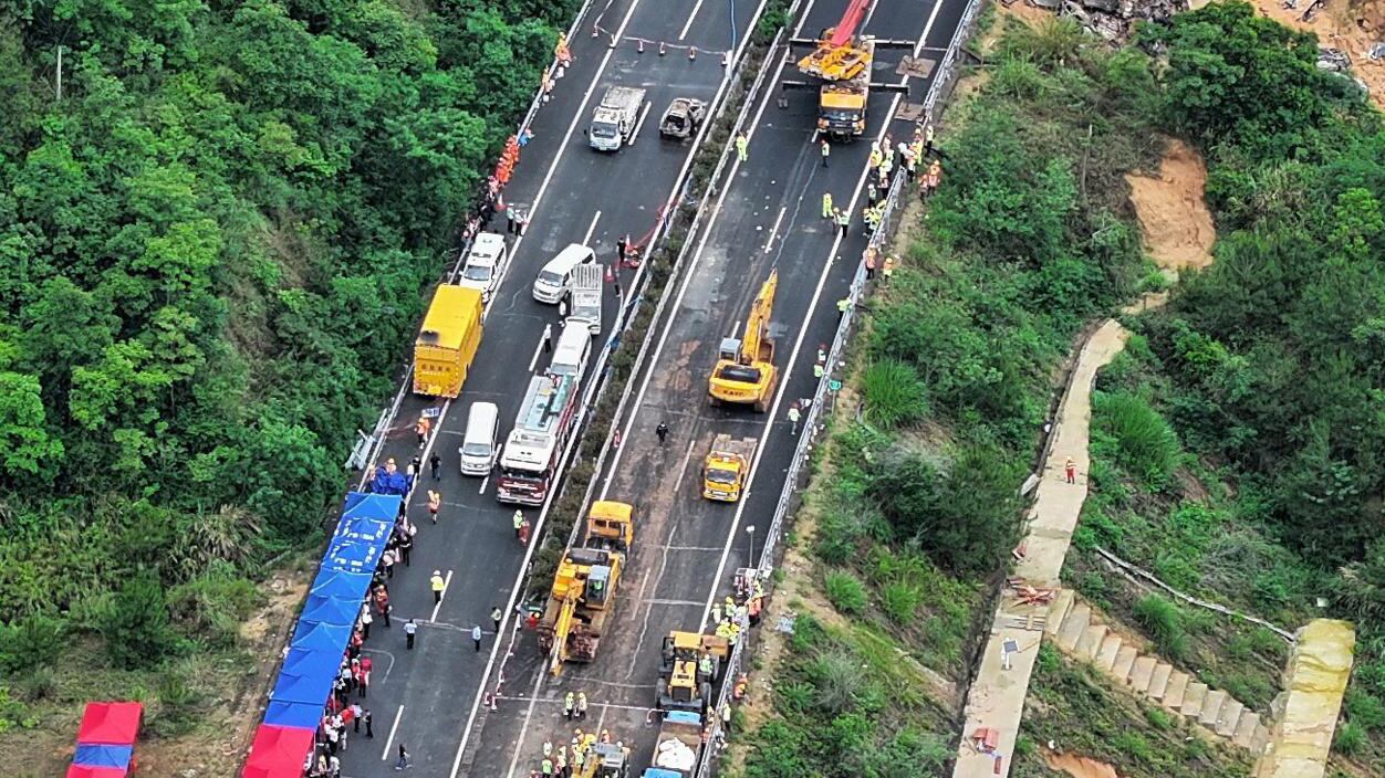 Derrumbe en una autopista de China deja decenas de muertos y heridos