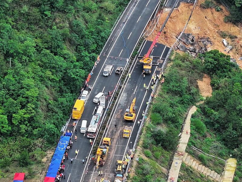 VIDEO. Derrumbe en una autopista de China deja decenas de muertos y heridos