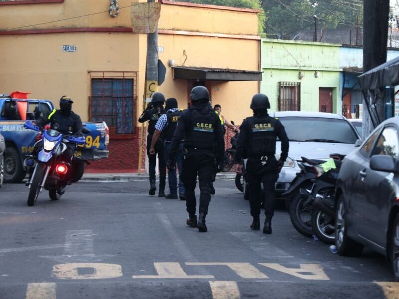 VIDEO. Con carros del ejército, agentes de la PNC y fiscales del MP se lleva a cabo un fuerte operativo en la zona 3