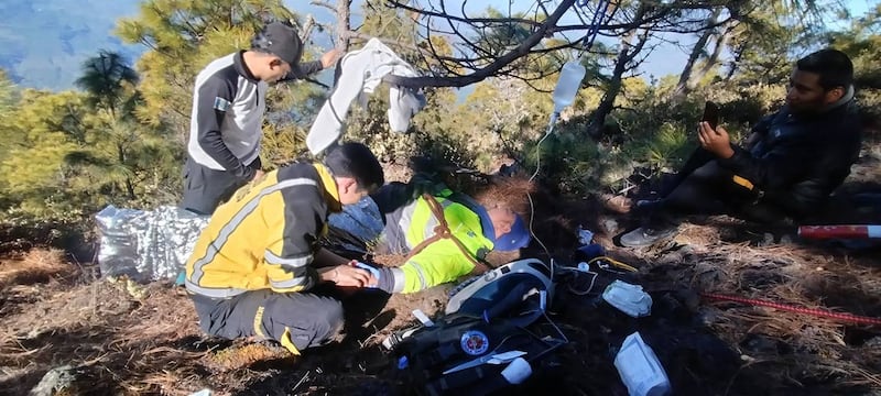 El turista, identificado como Mario Rogelio Gallardo, de 59 años, fue auxiliado por socorristas.