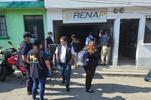 Capturan a dos trabajadores del Renap vinculados a falsificación de documentos del mexicano Fernado Farías