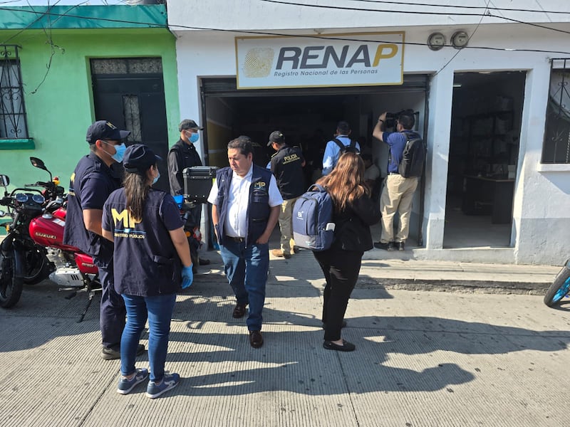 Capturan a dos trabajadores del Renap vinculados a falsificación de documentos del mexicano Fernado Farías