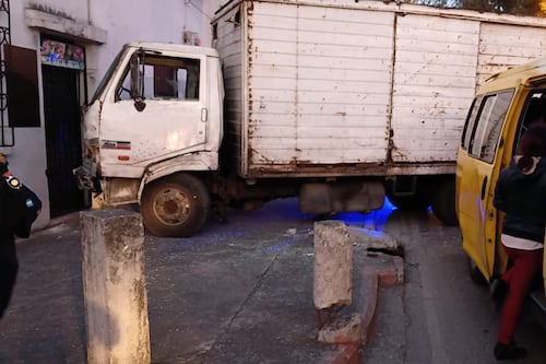Bus escolar choca con camión en zona 1