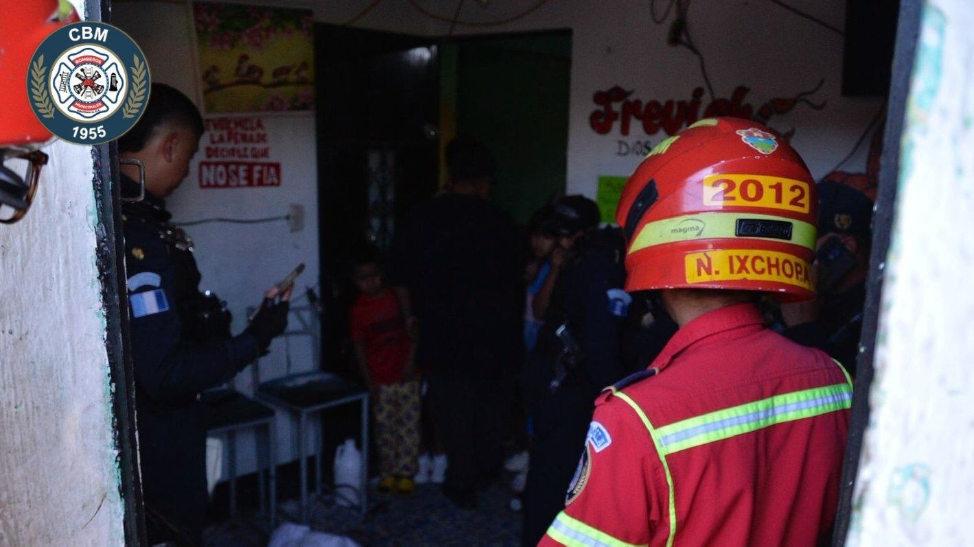 La víctima quedó fallecida en el interior de una venta de ceviches. Foto: CBM