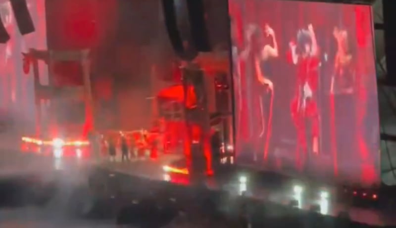 Lady Gaga aún no aparece, pero sus fans ya hicieron del Copacabana Palace una pasarela de amor y locura.