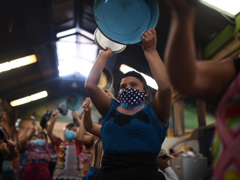 Vendedoras de comida de mercados protestan a "cacerolazos"