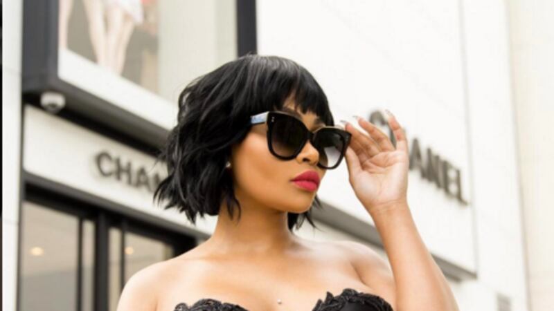 Después de adelgazar, Blac Chyna muestra su trasero en diminuto traje de baño