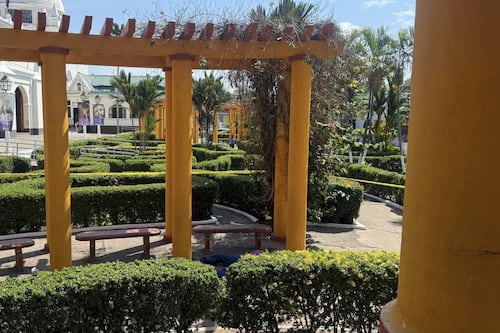 Hombre salió de una iglesia y murió tras desvanecerse en una banca