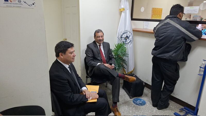 Cuatro magistrados del TSE con orden de captura se ponen a disposición de un juzgado